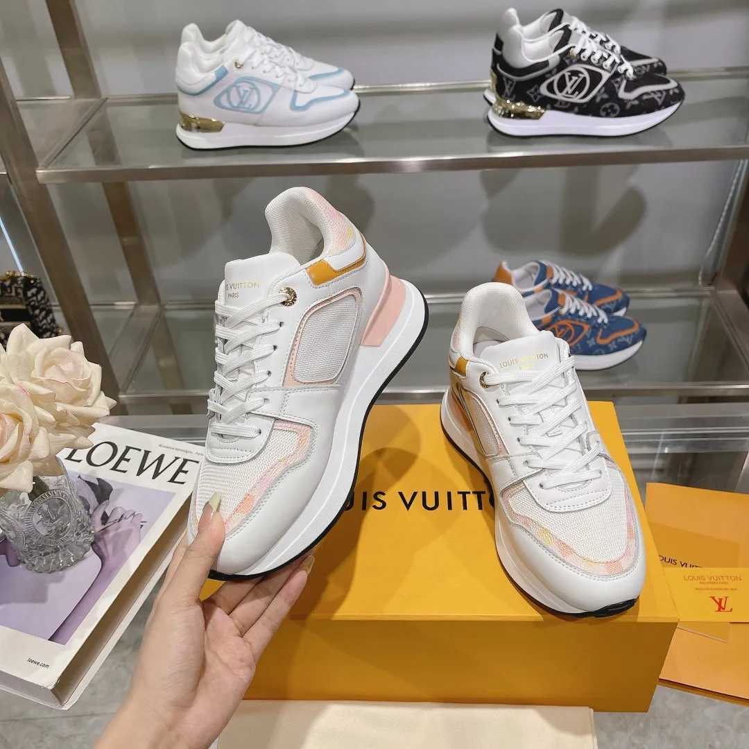 [L Family] P: 760💰Size 35-42 for women, 39-46 for men, (41.42 for women, 45.46 for men, customized) .LV Donkey Brand 🔥🔥LOUIS VUITTON Louis Vuitton's official website synchronizes the 2025 autumn and winter couple's models, which are now on the market, this Neo Run Away sneakers are inspired by running shoes, integrating LV's iconic must-have shoes into the trend. This version is a 1:1 replica of the original version. It is made of two-tone calfskin to highlight its simple lines and unique wedge outsole. Key details include the LV initials on the side and an engraved gold heel stabilizer on the back plus a 2cm hidden insole.
